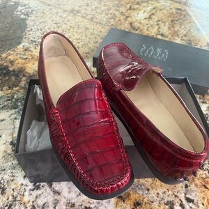 SAKS FIFTH AVE CROC EMBOSSED RED LEATHER LOAFERS. SIZE 9M.  Gently Worn
